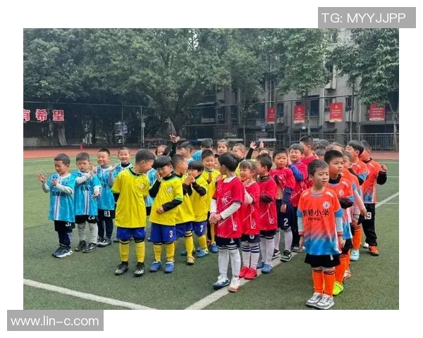 足球明星走进课堂点燃孩子们的运动梦想与激情